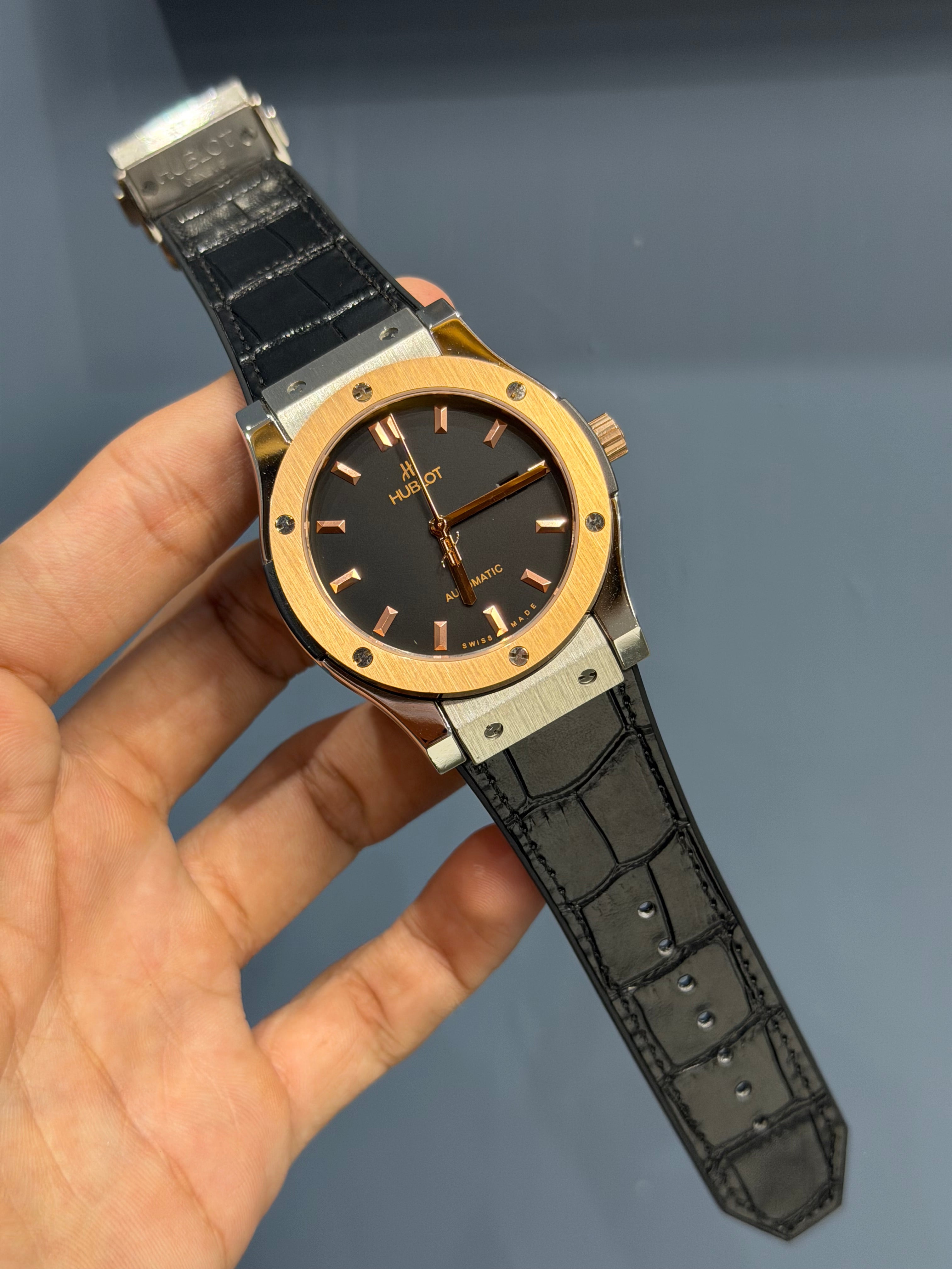 NEW COLLECTION ROSE TWOTONE CASE WITH BLACK DIAL & BLACK LEATHER STRAP