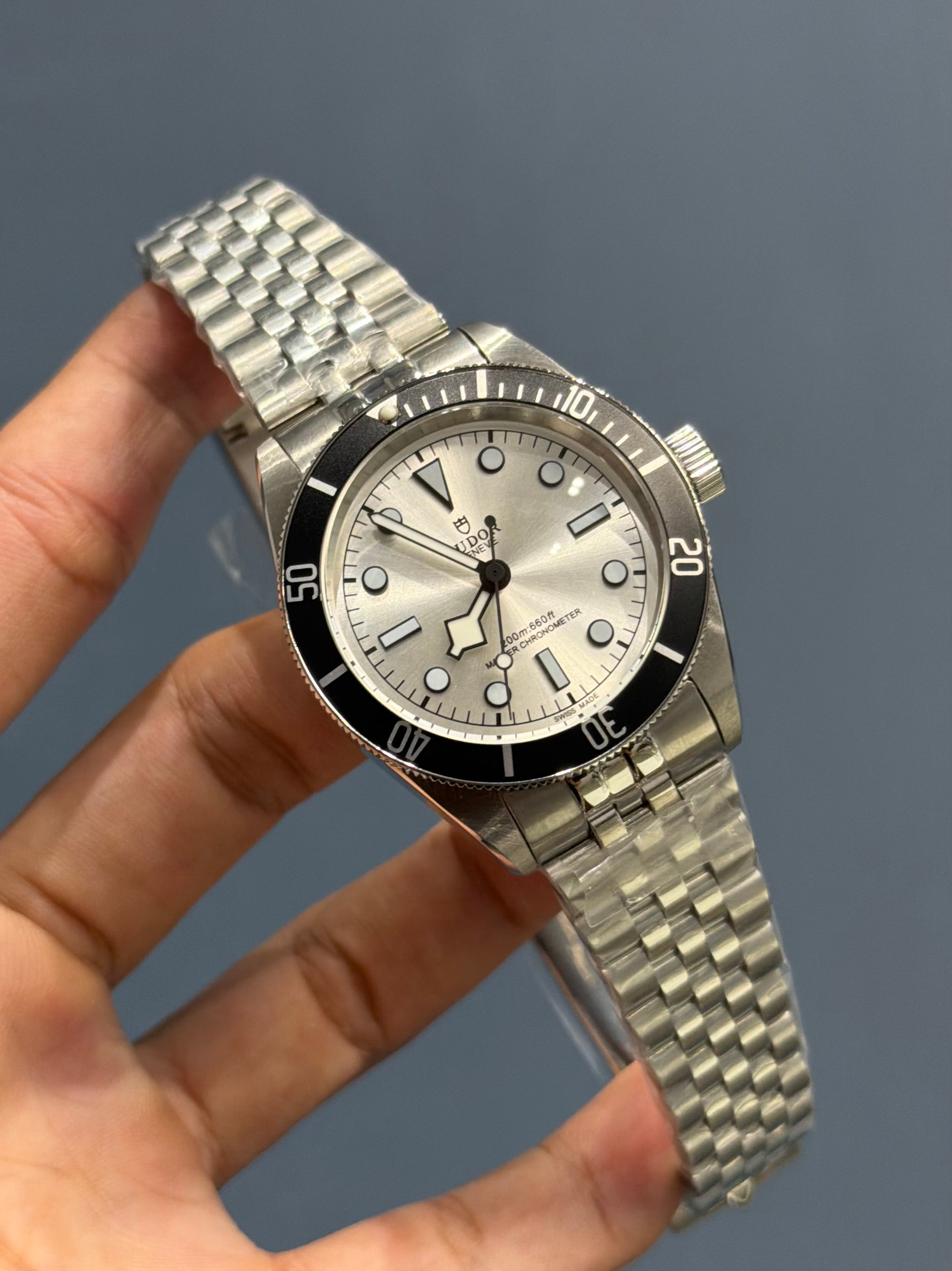 NEW COLLECTION SILVER WITH WHITE DIAL BLACK BEZZEL CHAIN WATCH