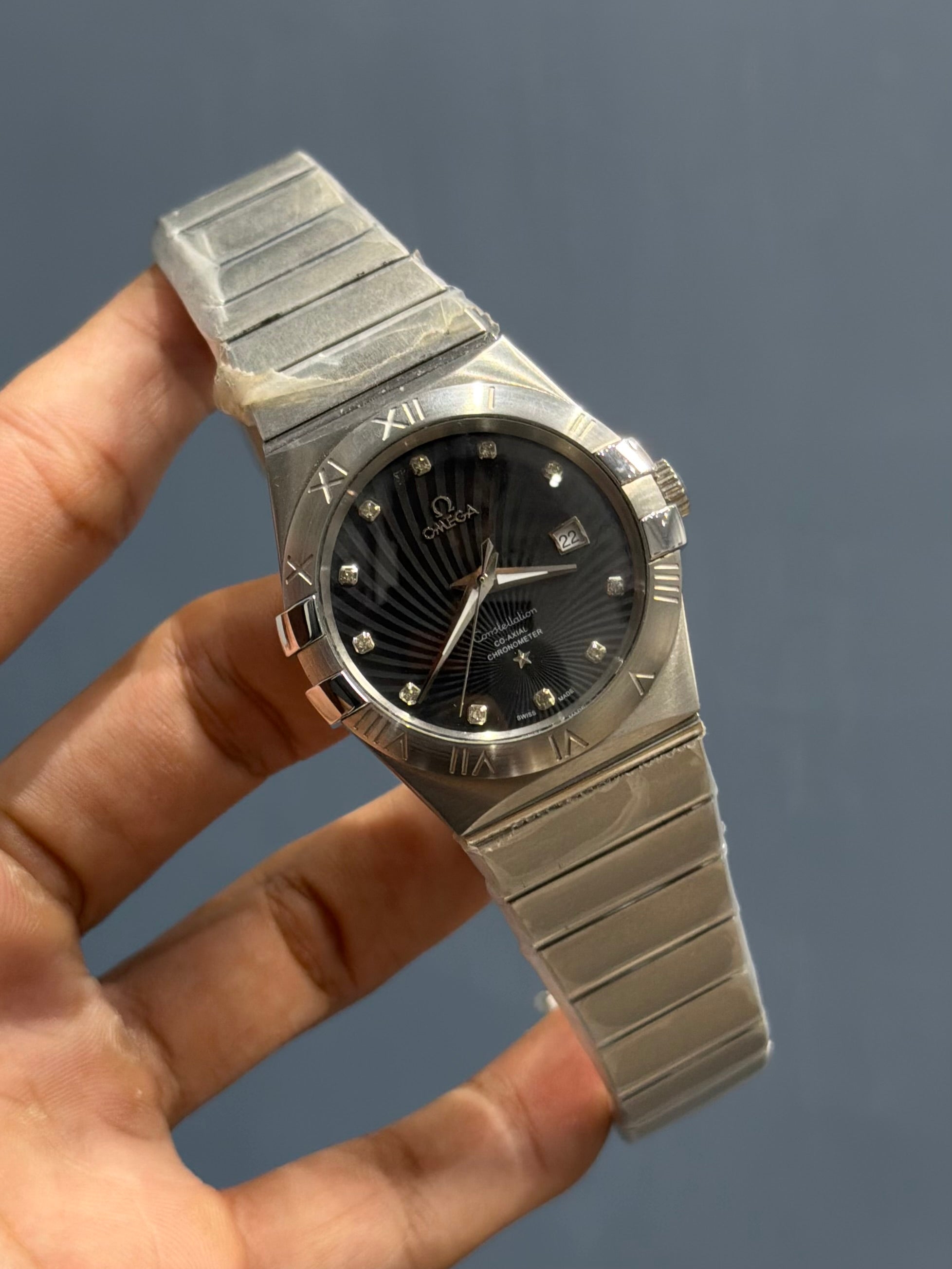 NEW COLLECTION SILVER WITH BLACK DIAL & STONE FIGURE