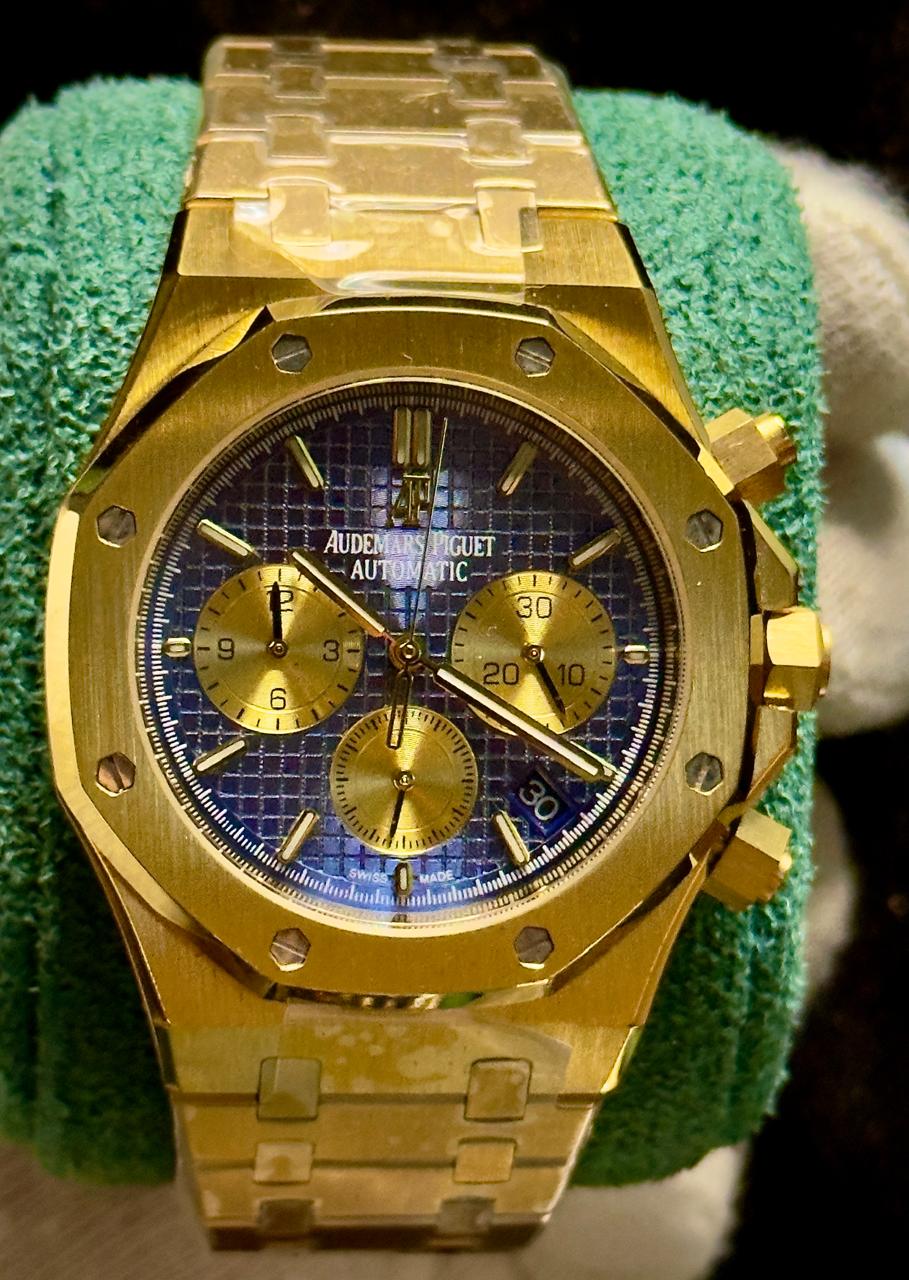 Luxury Chronograph Watch – Blue Textured Dial, Gold-Tone Case & Stainless-Steel Bracelet