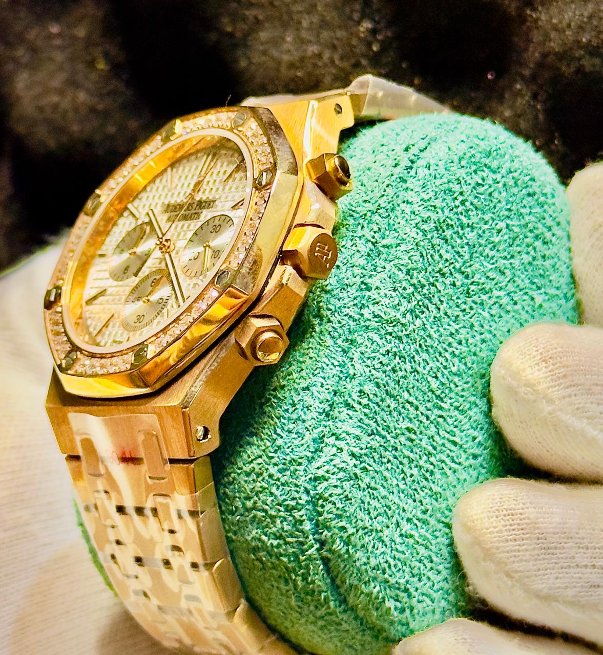 Luxury Gold Chronograph Watch – Diamond-Style Bezel, Silver Dial & Gold Bracelet