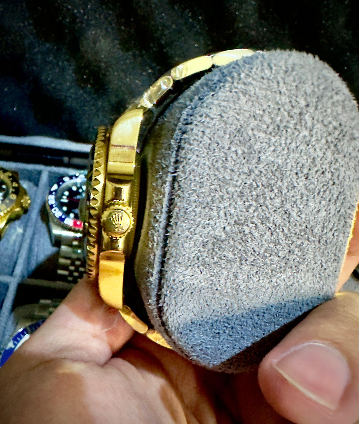 Premium Gold & Black Dive-Style Watch – Luxury Black Dial, Rotating Bezel, Date Display & Gold-Tone Bracelet**