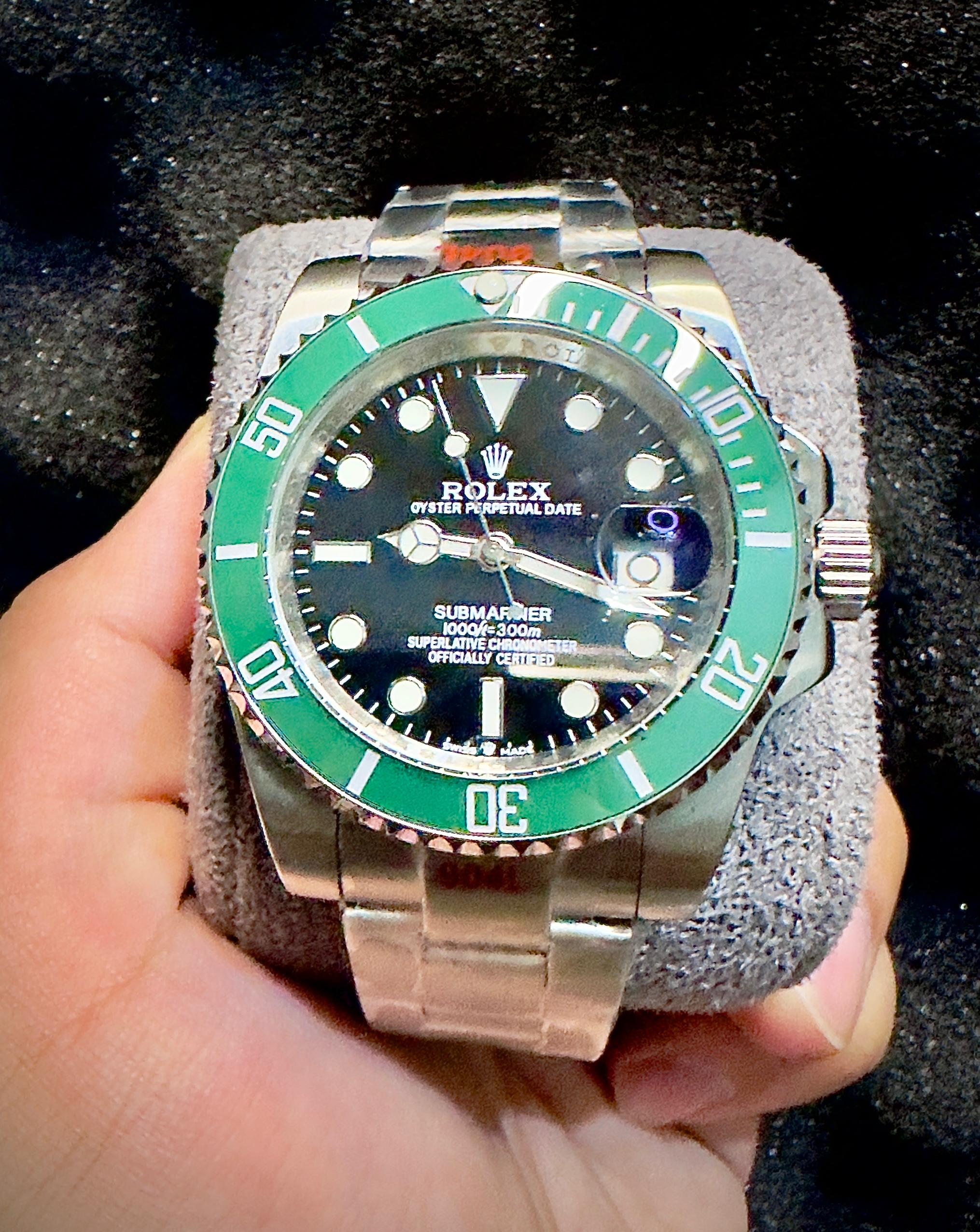 Premium Green & Silver Dive-Style Watch – Black Dial, Emerald Green Bezel, Date Display & Stainless Steel Bracelet**