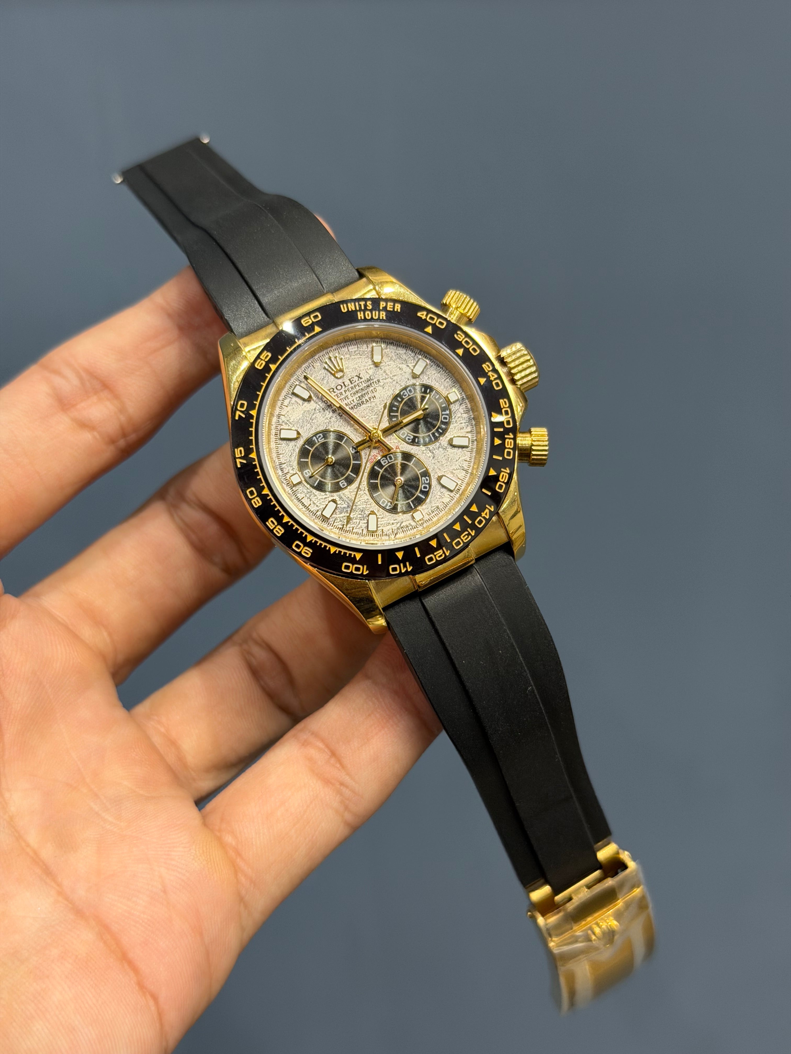 NEW COLLECTION CHRONOGRAPH 40 YELLOW GOLD CASE WITH GREYISH DIAL & RUBBER STRAP