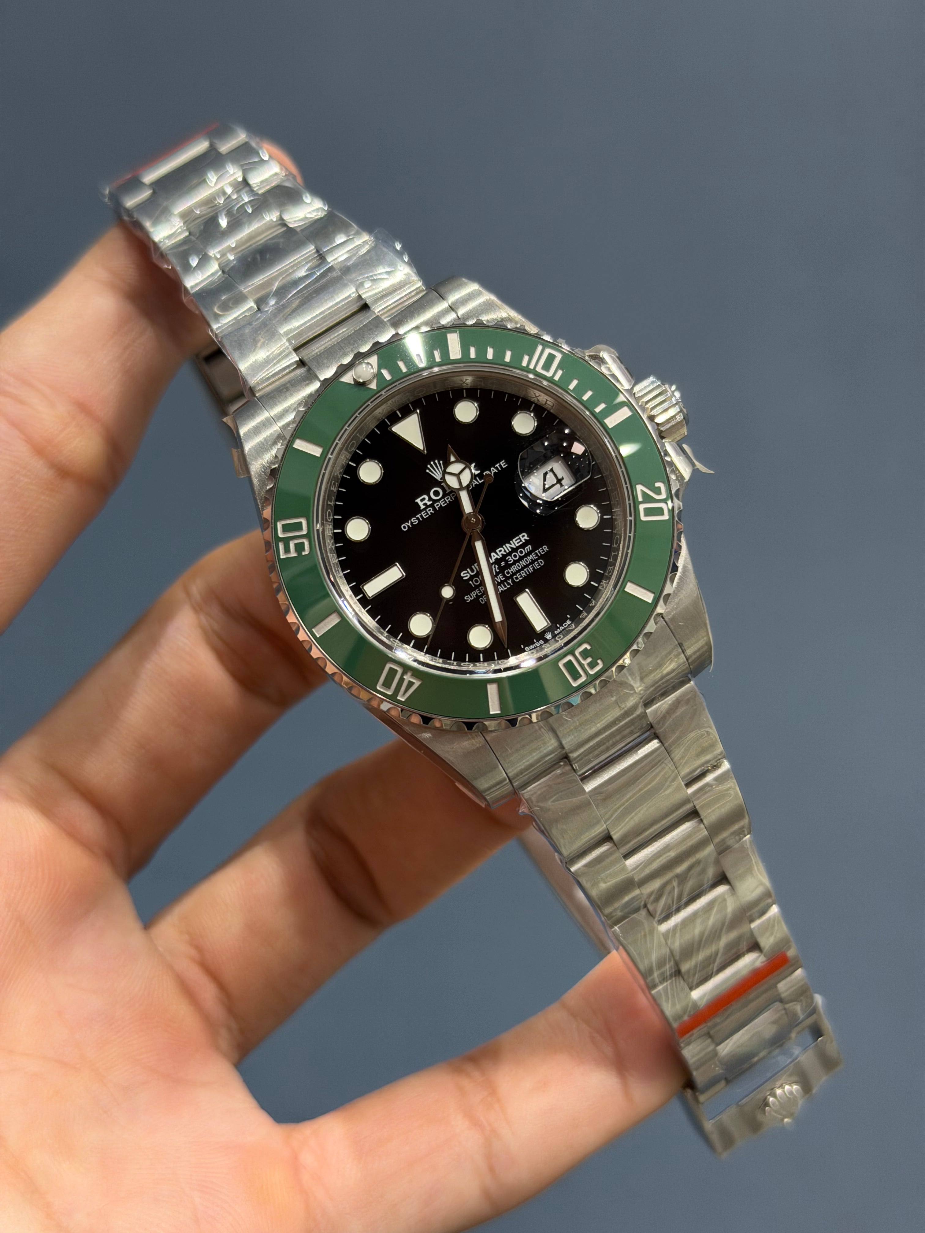 NEW COLLECTION 40 S.BUCKS SILVER WITH BLACK DIAL GREEN BEZEL AUTOMATIC WATCH BP MADE