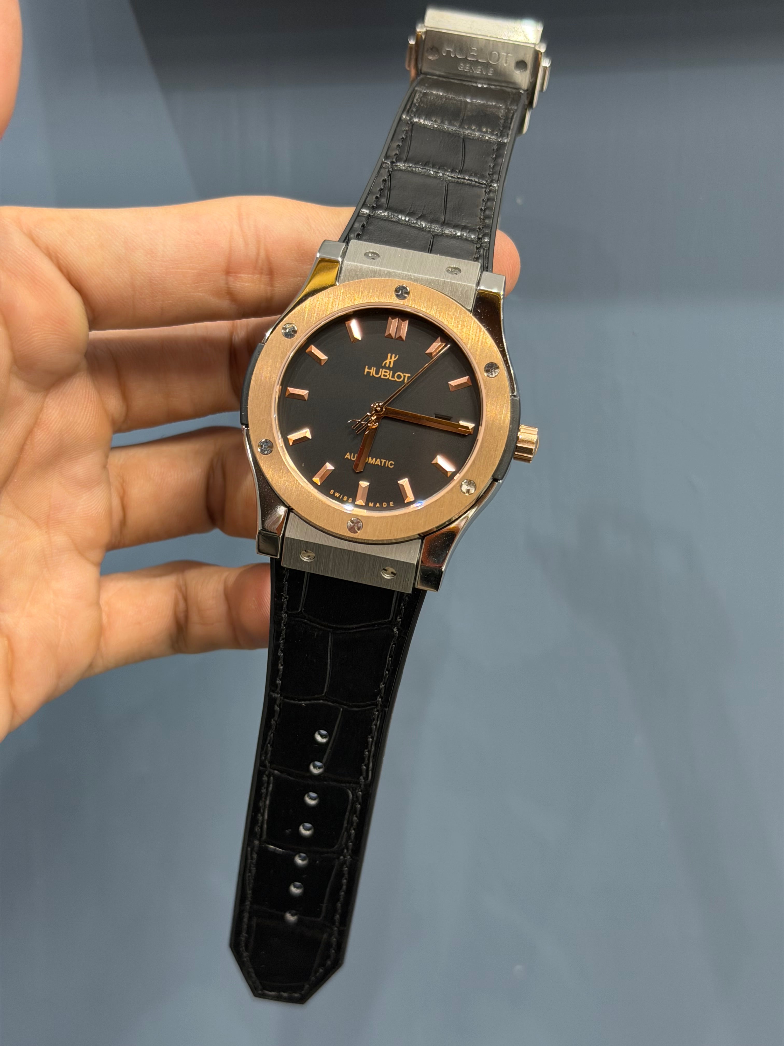 NEW COLLECTION ROSE TWOTONE CASE WITH BLACK DIAL & BLACK LEATHER STRAP
