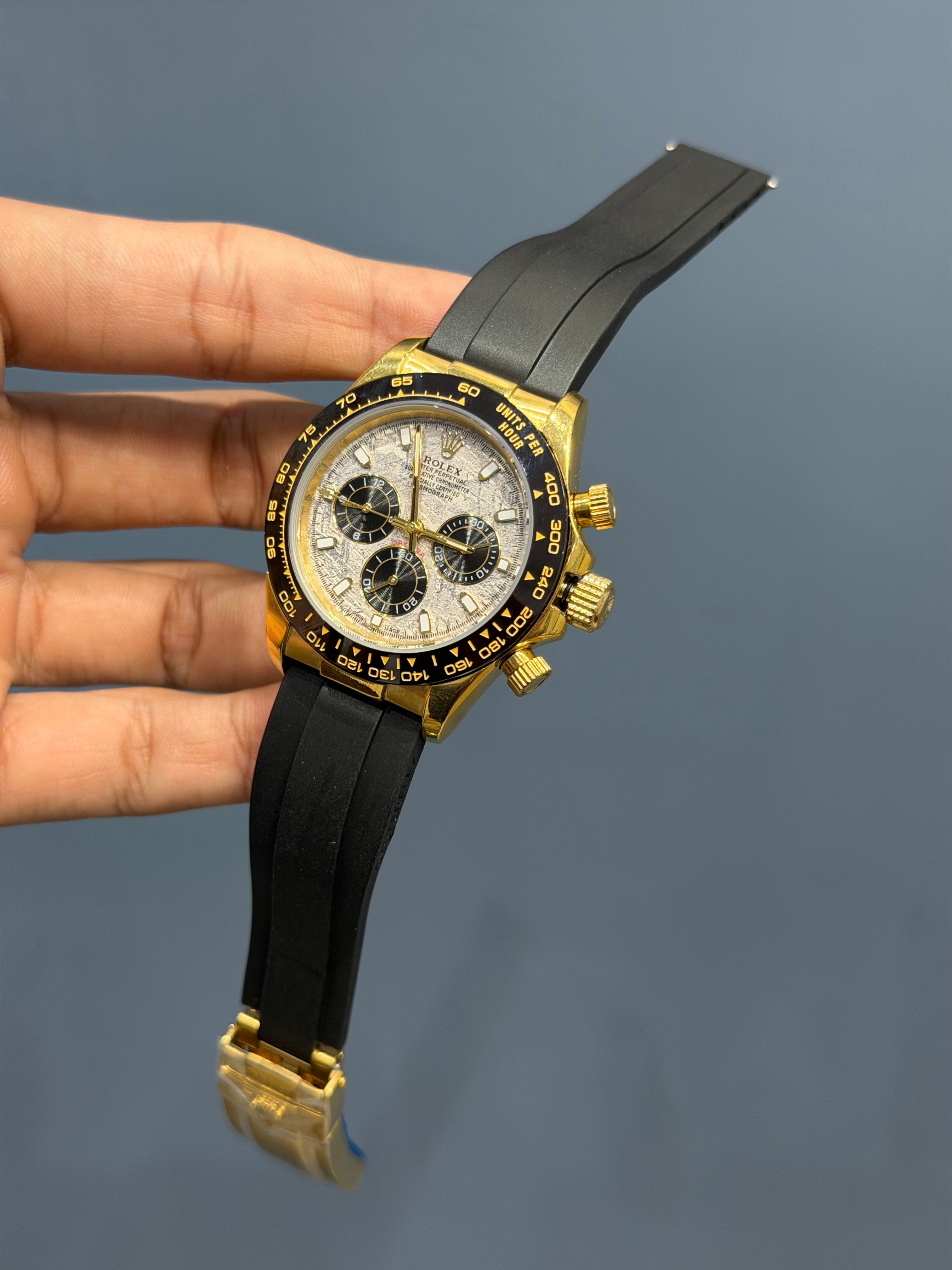 NEW COLLECTION CHRONOGRAPH 40 YELLOW GOLD CASE WITH GREYISH DIAL & RUBBER STRAP