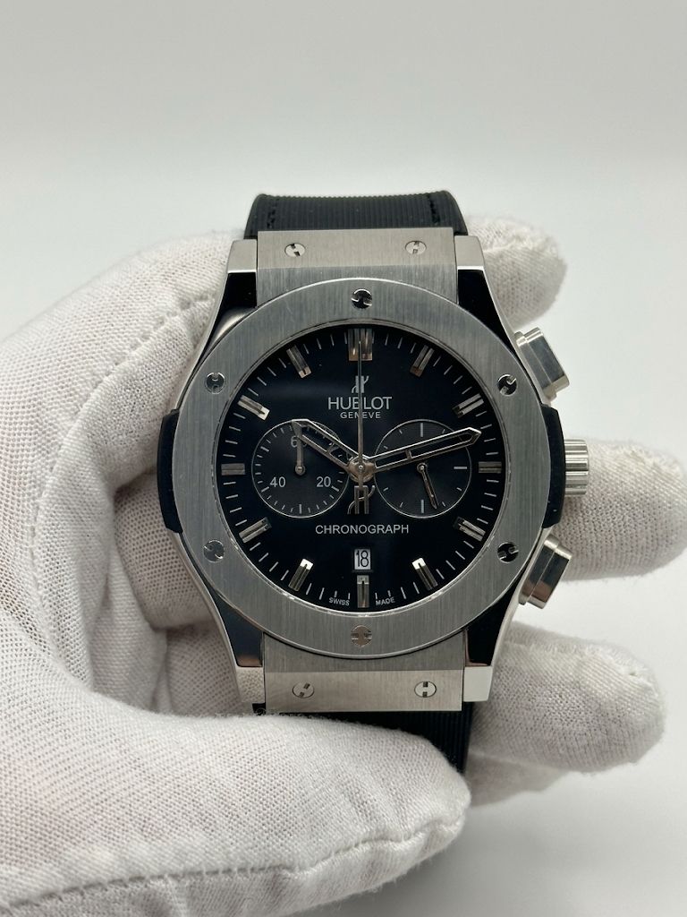 Luxury Chronograph Watch – Black Dial, Stainless-Steel Case & Black Rubber Strap
