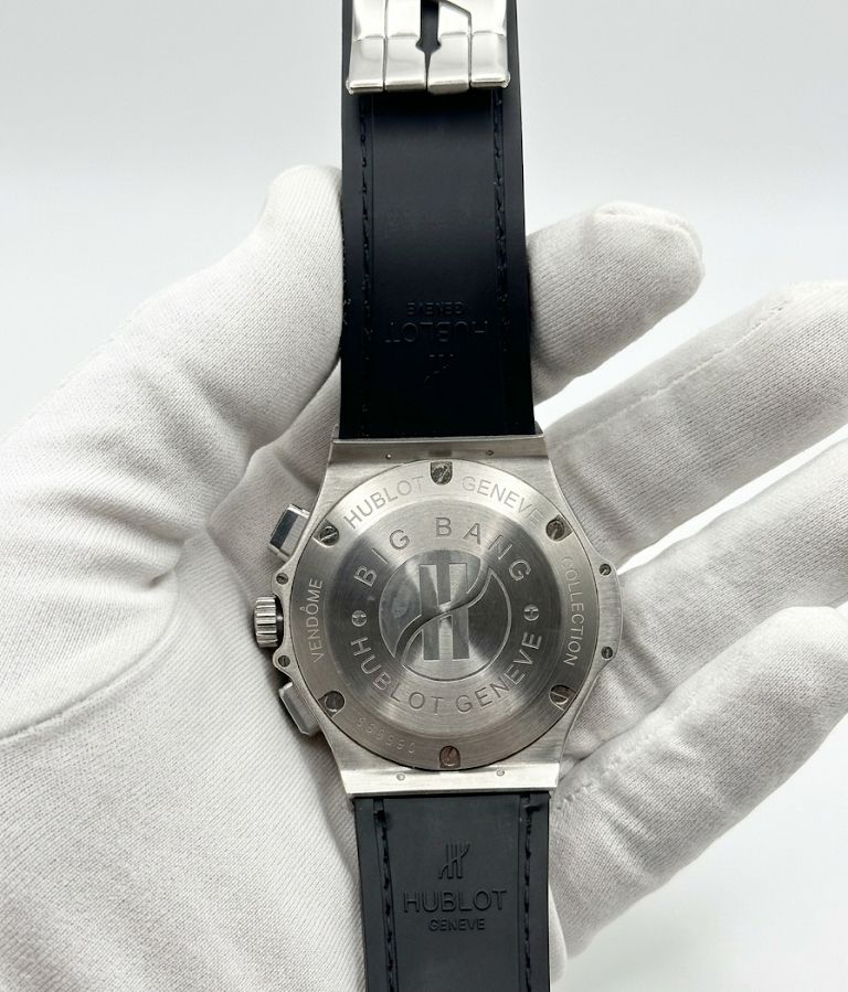 Luxury Chronograph Watch – Black Dial, Stainless-Steel Case & Black Rubber Strap