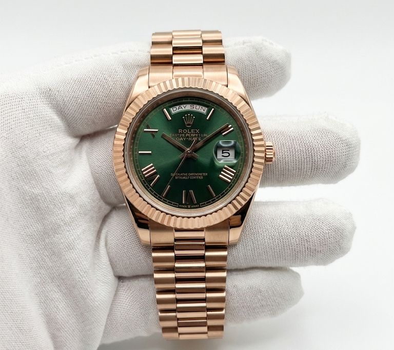 Luxury Day-Date Style Watch – Emerald Green Dial, Rose Gold Finish & Fluted Bezel