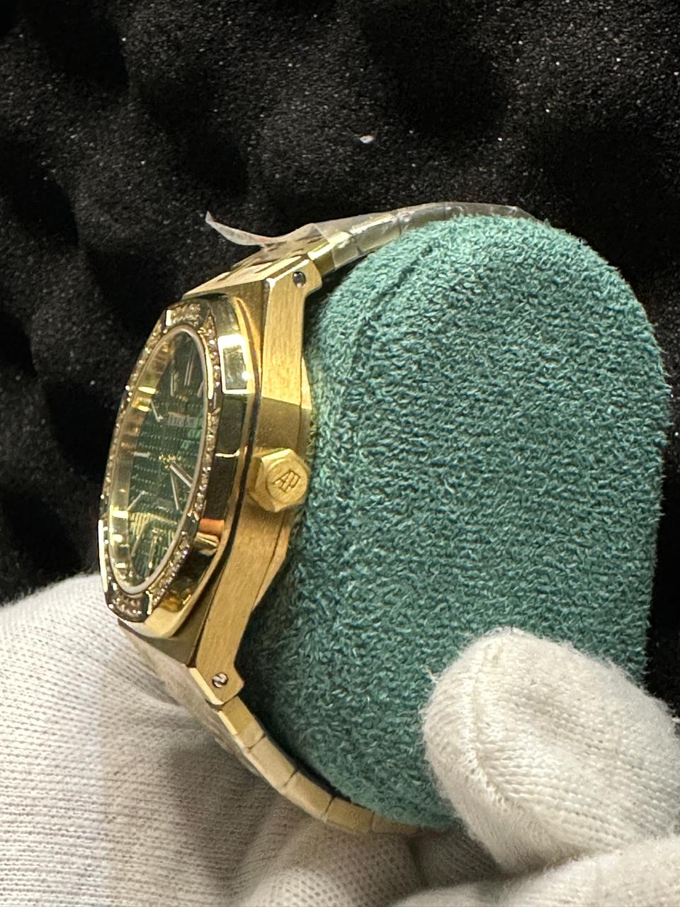 Luxury Green Dial Watch – Gold-Tone Case, Diamond-Style Bezel & Matching Bracelet