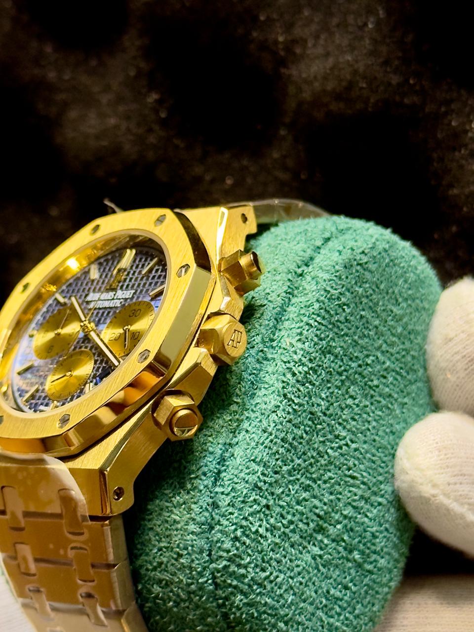Luxury Chronograph Watch – Blue Textured Dial, Gold-Tone Case & Stainless-Steel Bracelet