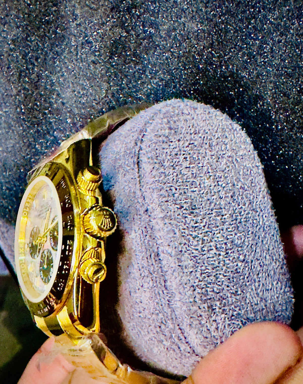 Premium Gold Luxury Chronograph Watch – Elegant White Dial, Multi-Subdial Design & Gold-Tone Bracelet**