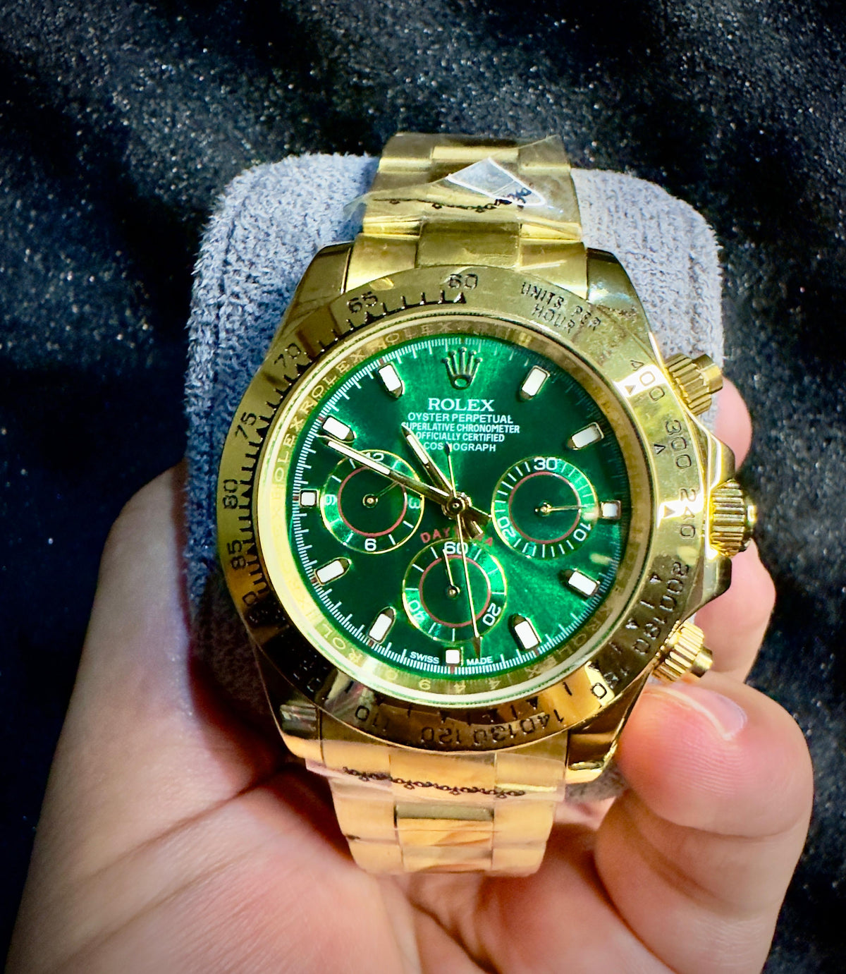 Premium Gold & Emerald Green Chronograph-Style Watch – Luxury Green Dial, Tachymeter Bezel & Gold-Tone Bracelet