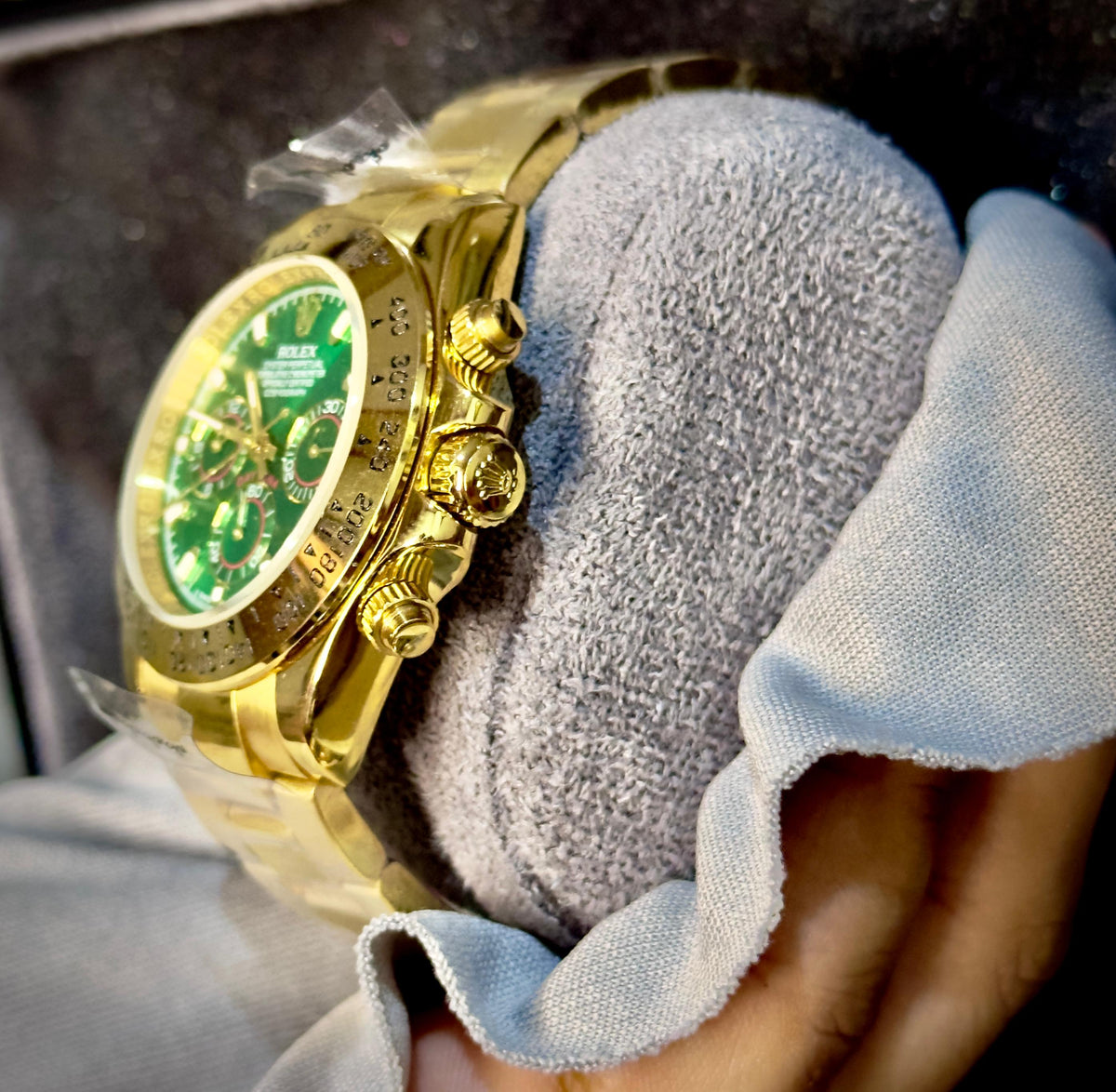 Premium Gold & Emerald Green Chronograph-Style Watch – Luxury Green Dial, Tachymeter Bezel & Gold-Tone Bracelet