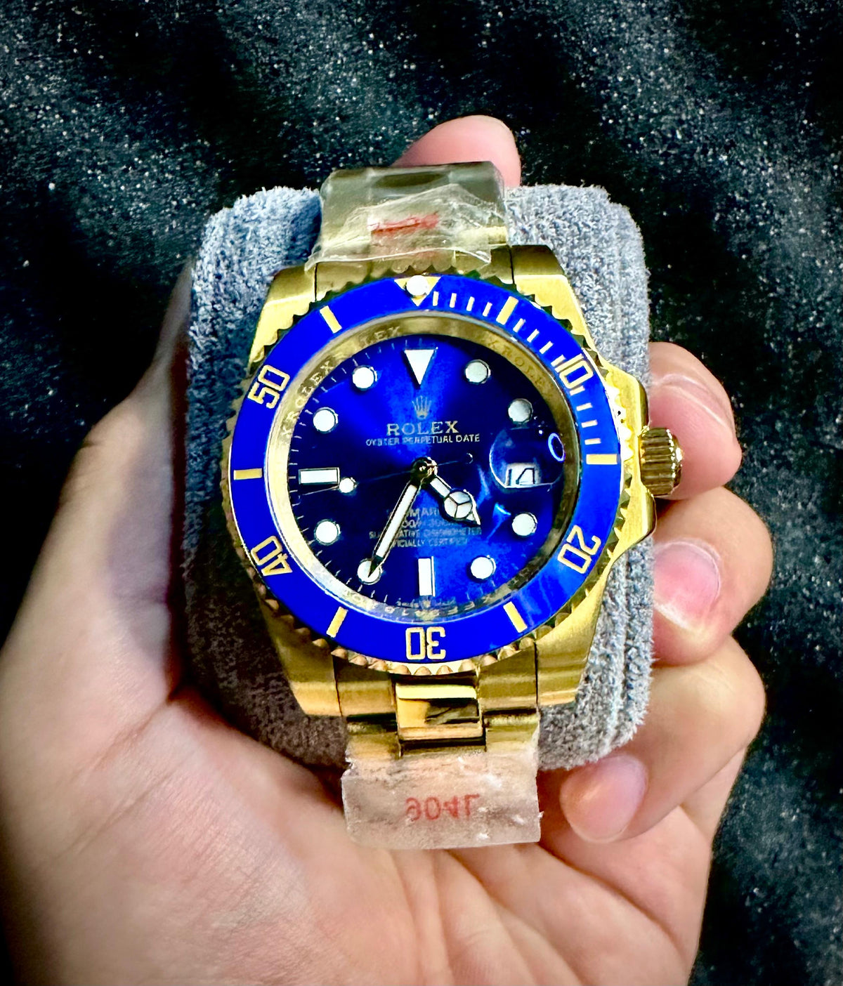 Premium Blue & Gold Luxury Dive-Style Watch – Bold Blue Dial, Date Display & Stainless Steel Bracelet**