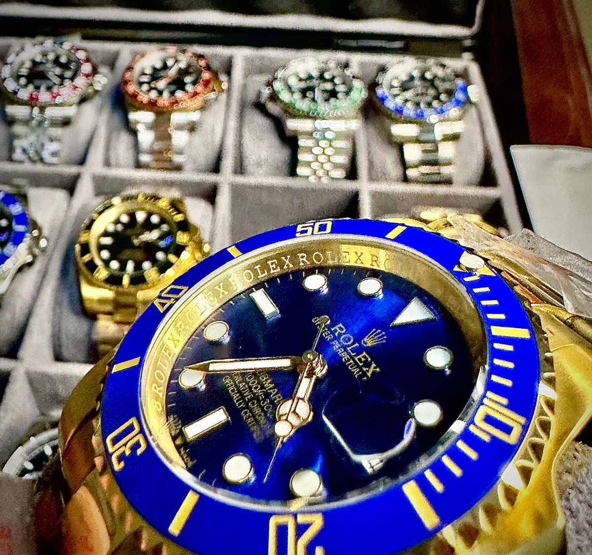 Premium Blue & Gold Luxury Dive-Style Watch – Bold Blue Dial, Date Display & Stainless Steel Bracelet**
