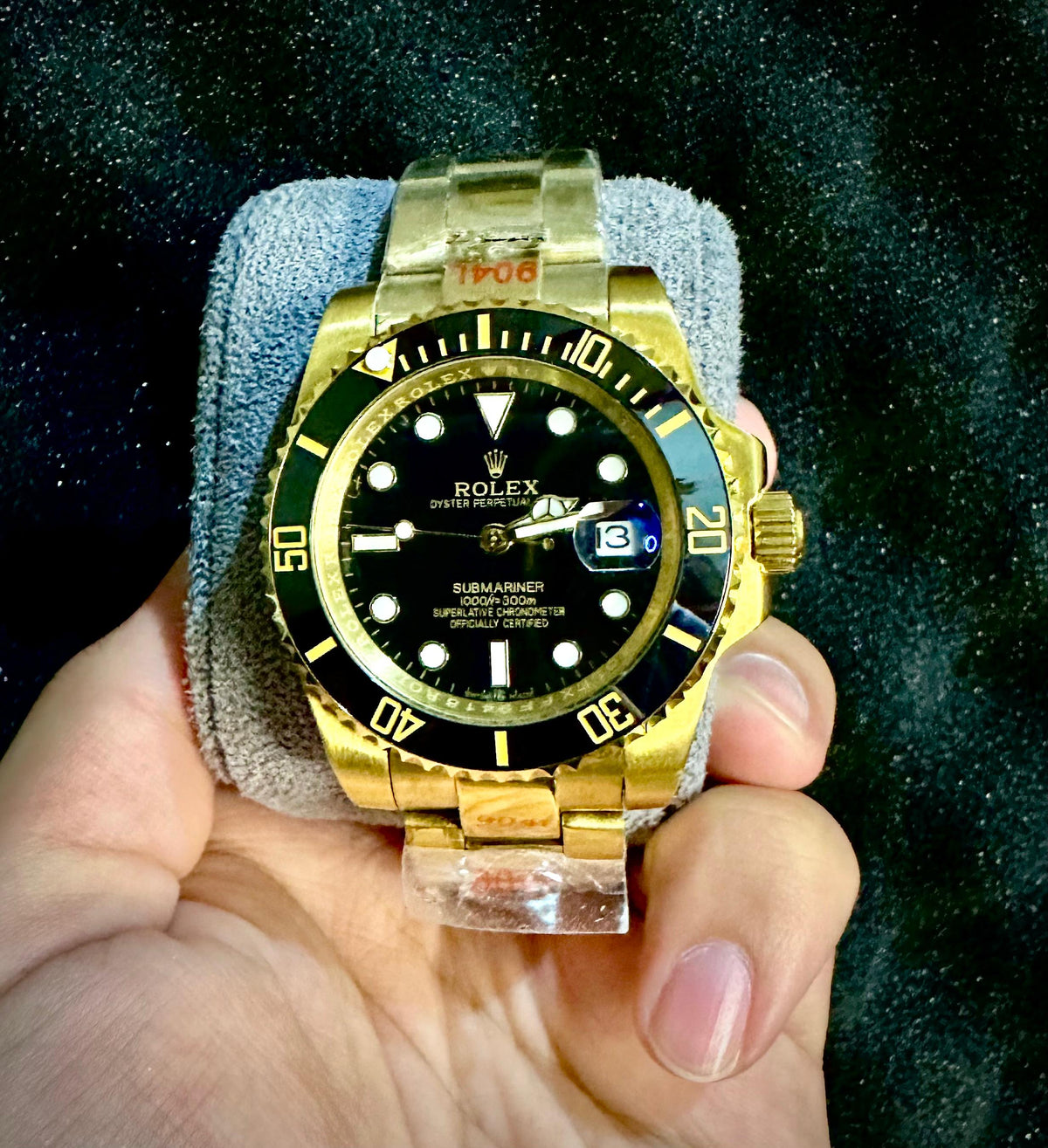 Premium Gold & Black Dive-Style Watch – Luxury Black Dial, Rotating Bezel, Date Display & Gold-Tone Bracelet**