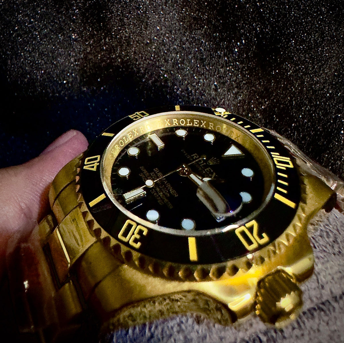 Premium Gold & Black Dive-Style Watch – Luxury Black Dial, Rotating Bezel, Date Display & Gold-Tone Bracelet**