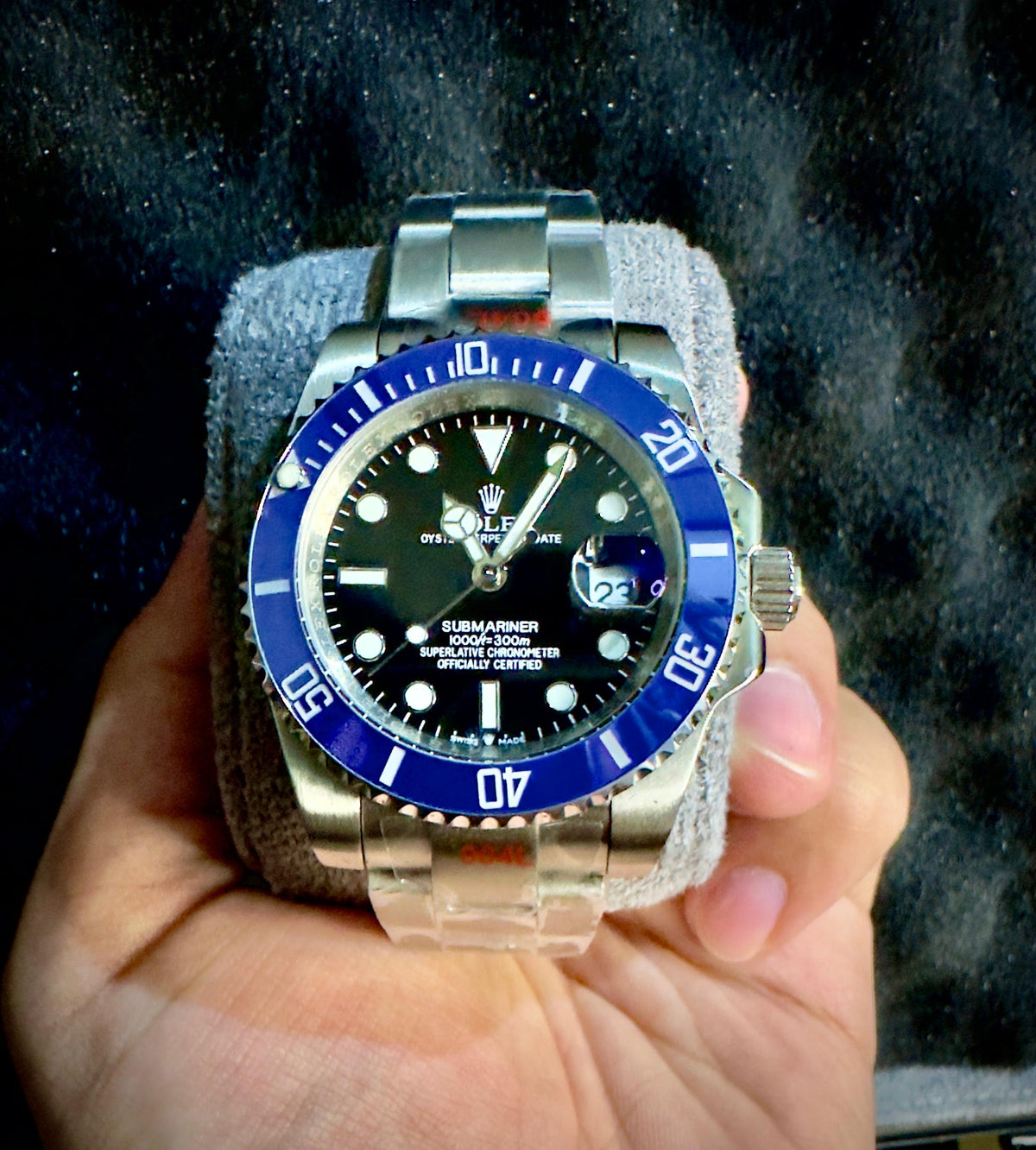 Premium Blue & Silver Dive-Style Watch – Black Dial, Blue Rotating Bezel, Date Display & Stainless Steel Bracelet**